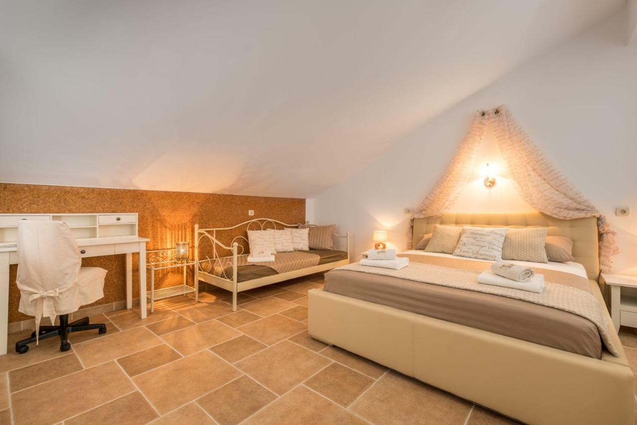 Holiday Home Harmony Žrnovnica エクステリア 写真