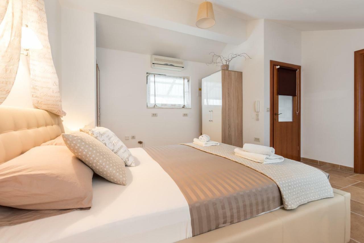 Holiday Home Harmony Žrnovnica エクステリア 写真